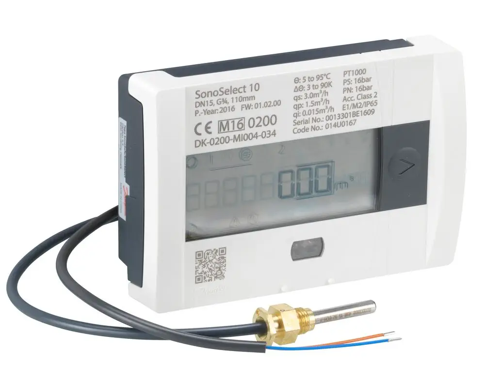 Wärmezähler von Danfoss mit digitalem Anzeige für Messeinheit, Anschlussleitungen und Temperatursensor. Robust gebaut für den Einsatz in Heizungsanlagen.